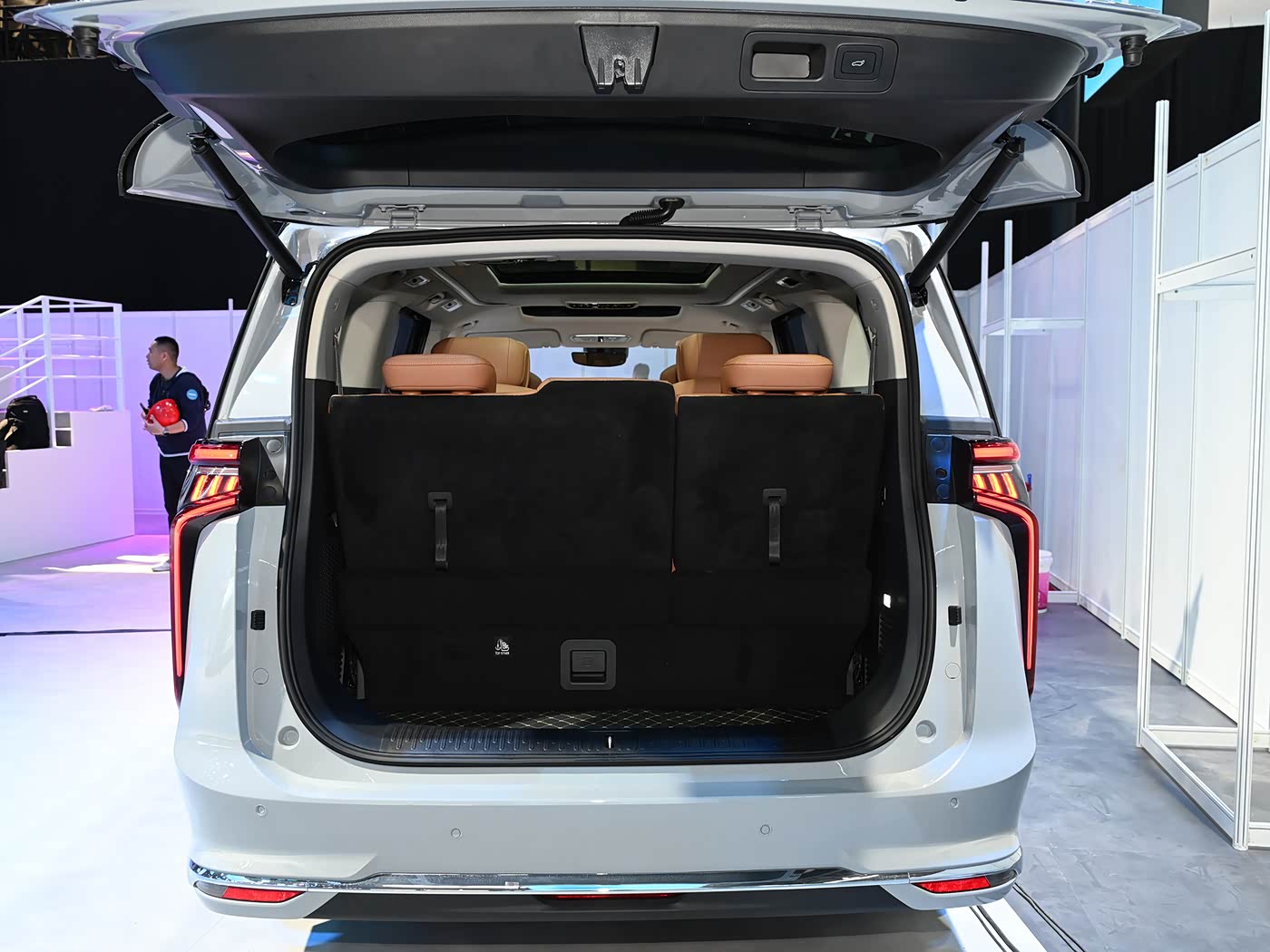 SAIC Maxus MIFA 9 EV