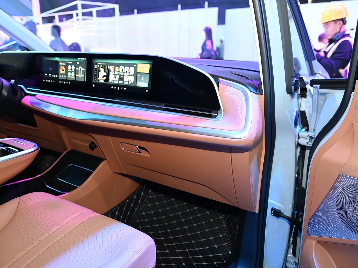 SAIC Maxus MIFA 9 EV