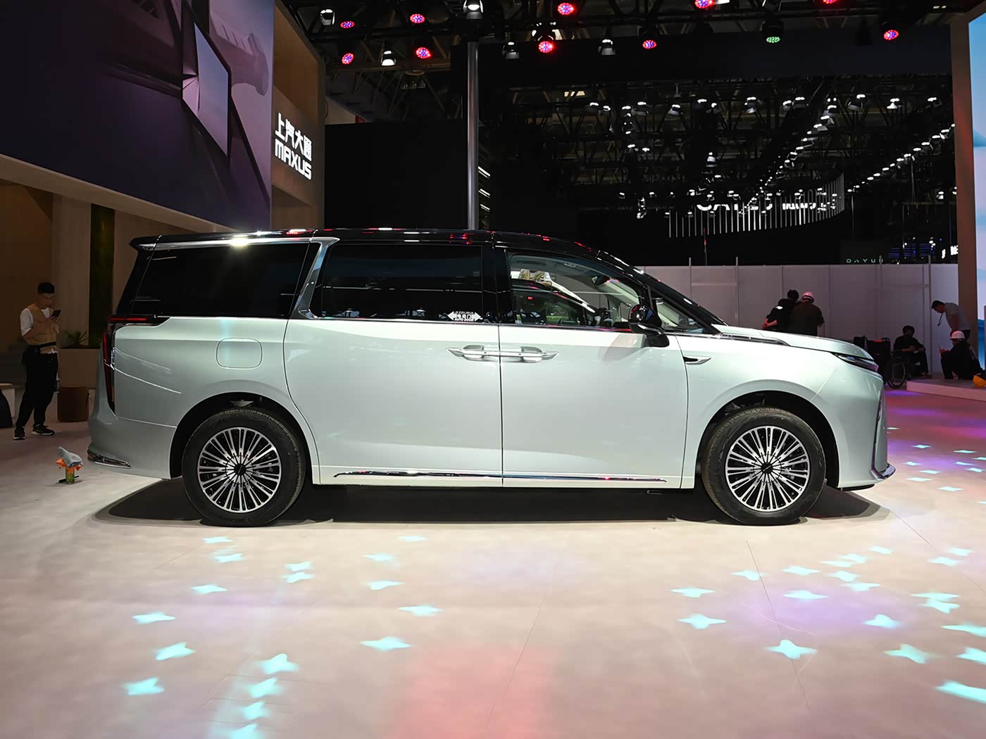 SAIC Maxus MIFA 9 EV