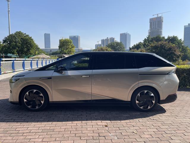 Pre-Owned XPeng X9 2024 Model 640 4WD High-Performance Max