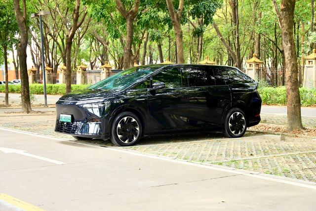 Certificated Pre-Owned XPENG X9 2024 702 Ultra Long Range Max-u22131196