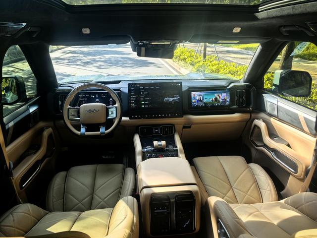 Certificated Pre-Owned Formula Leopard 8 2025 Brave and Wise Flagship Edition 7-Seater -u22105093