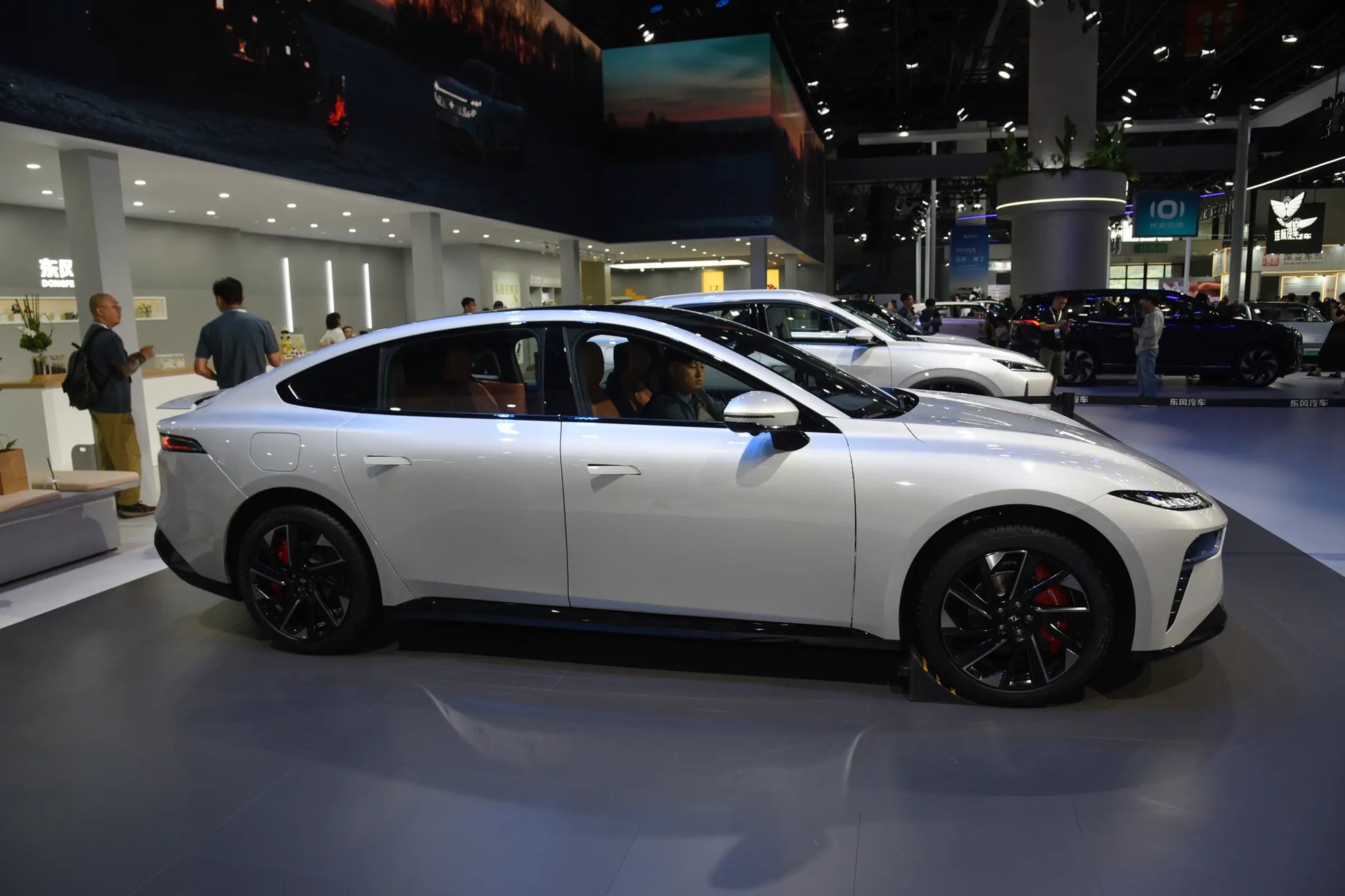 Dongfeng eπ007-Hybrid REEV