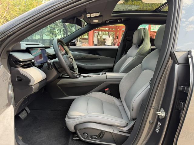 Certificated Pre-Owned Lynk & Co 08 EM-P 2023 220 AWD Performance Halo -u21897607