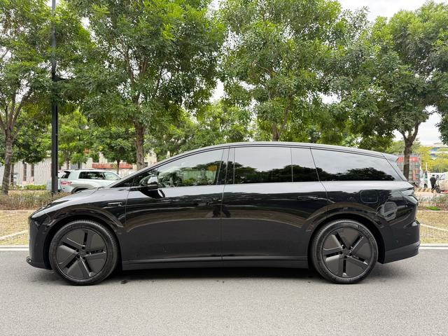 Pre-Owned Li Auto i8 2025 Standard Version