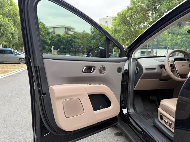 Pre-Owned Li Auto i8 2025 Standard Version