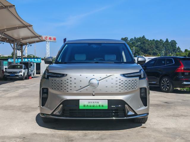 Pre-Owned Volvo EM90 2025 Model Ultra 6-Seater