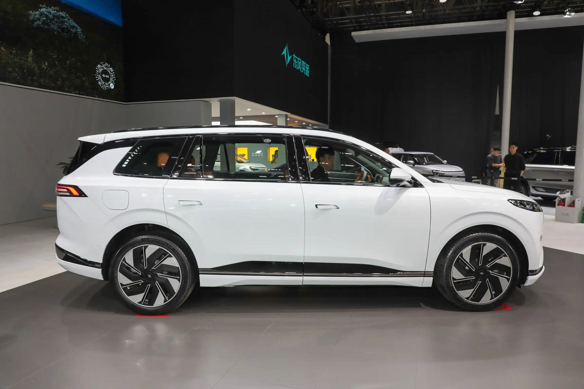 Dongfeng eπ008-Hybrid REEV