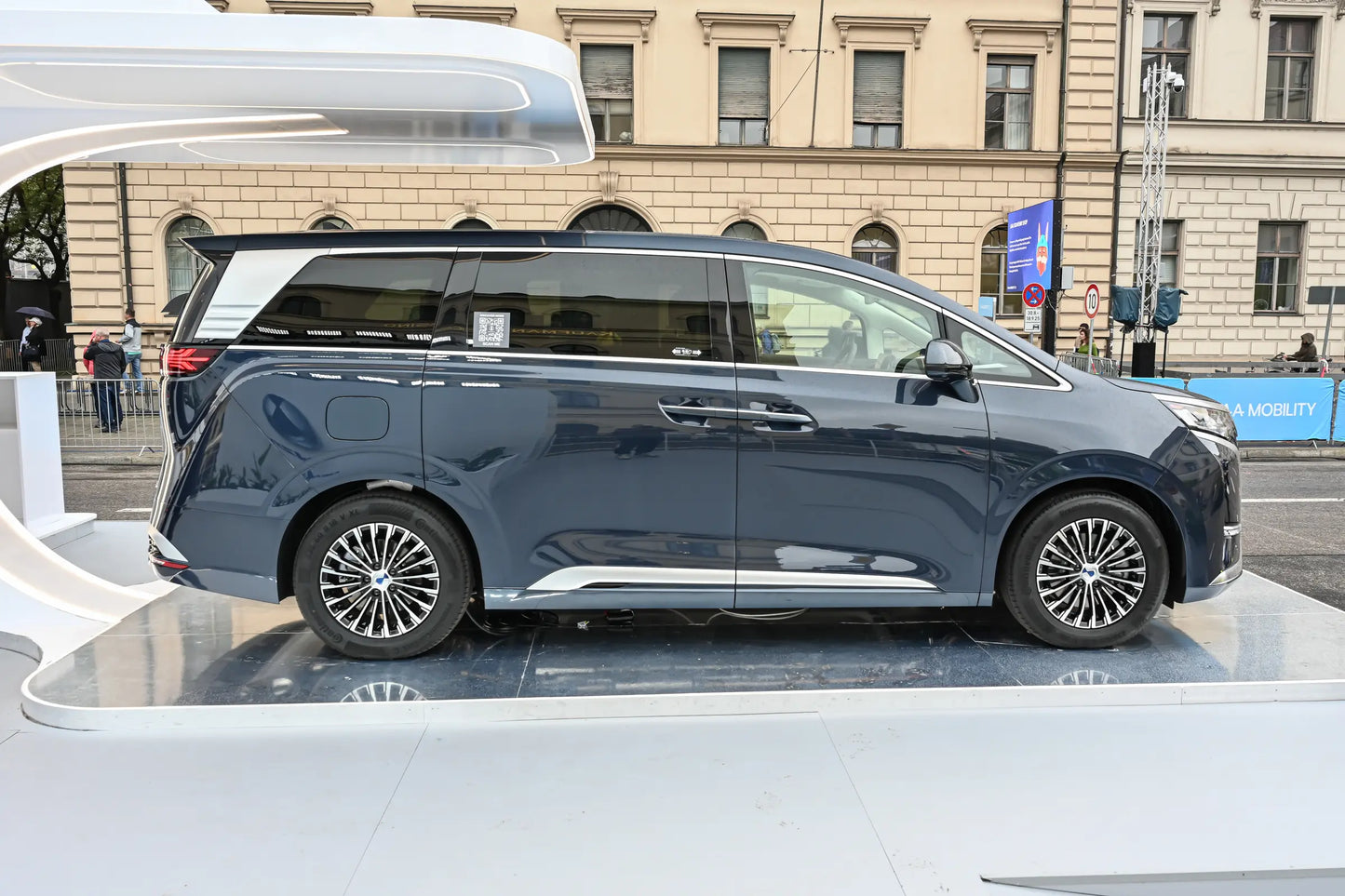 Denza Denza D9 DM -Hybrid PHEV